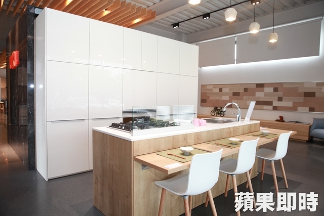 不只適合日本,也符合台灣居家環境的小坪數空間,包含中島、高櫃價格也飆到130萬。 不只適合日本,也符合台灣居家環境的小坪數空間,包含中島、高櫃價格也飆到130萬。